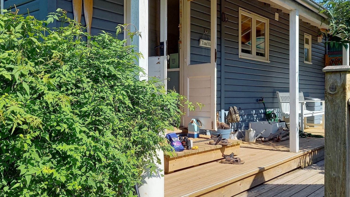 Burgh Island Cabin | 'Beach House' style cabin in secluded valley 1 mile from Bantham beach