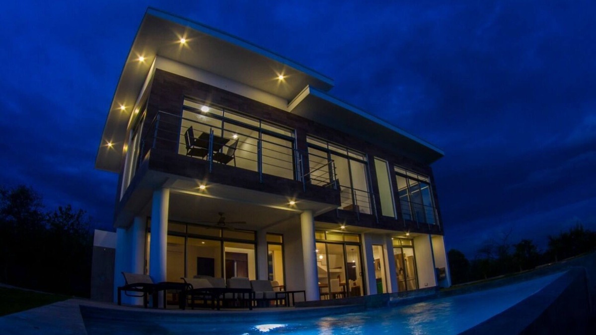 Santa Cruz House | Beach House w/infinity pool and jacuzzi - 8 min away from the beach!