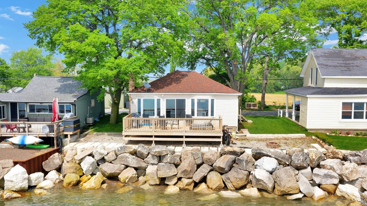 Leamington House | Beach House with Stunning Lake Views & Beautiful Sunsets- 3 Bedrooms, 2 Baths
