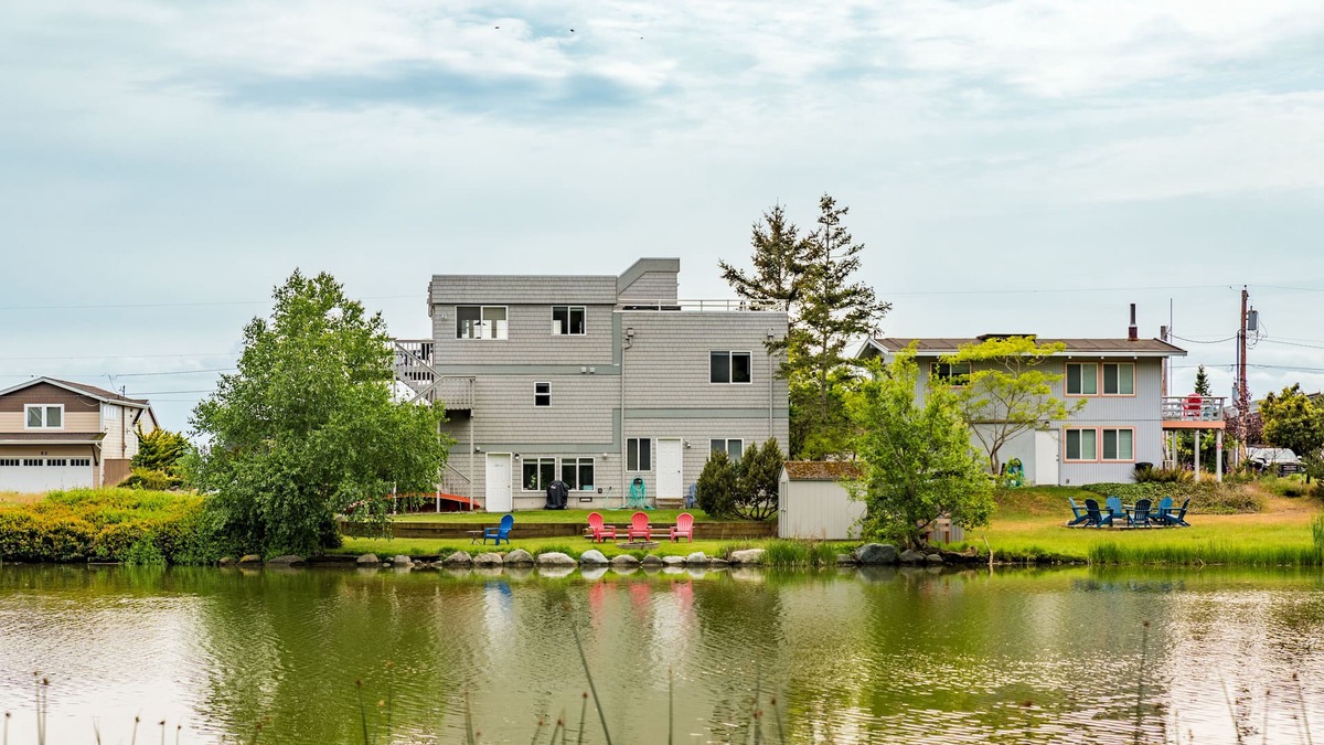 Coupeville House | Beach Look Out Retreat - Lake in Backyard, Hot Tub