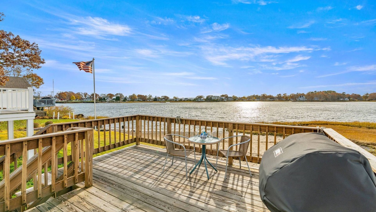 Wareham Center House | Beach Pass-Charming Waterfront Cottage in Wareham