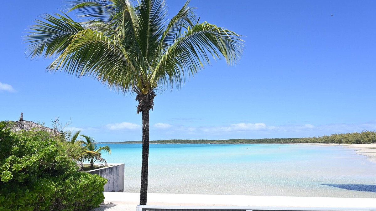 South Palmetto Point House | Beach, please! Beachfront house on Ten Bay with generator.