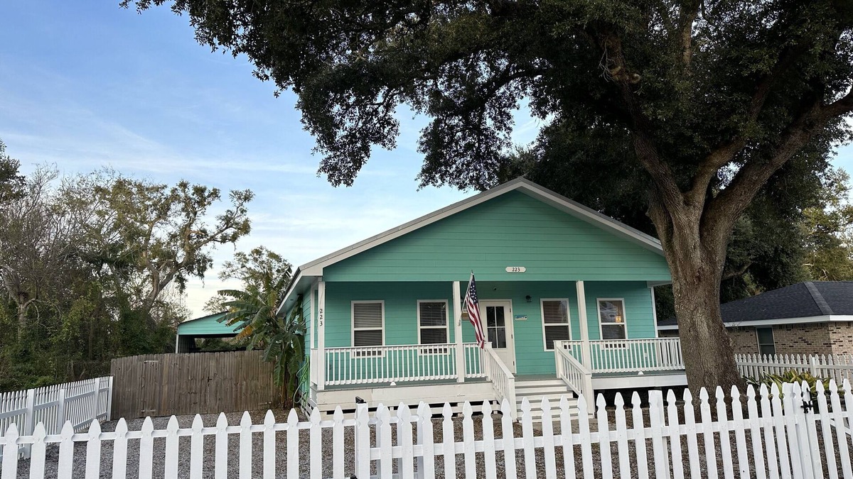 Old Town Cottage | Beach, restaurants, shopping, blocks away