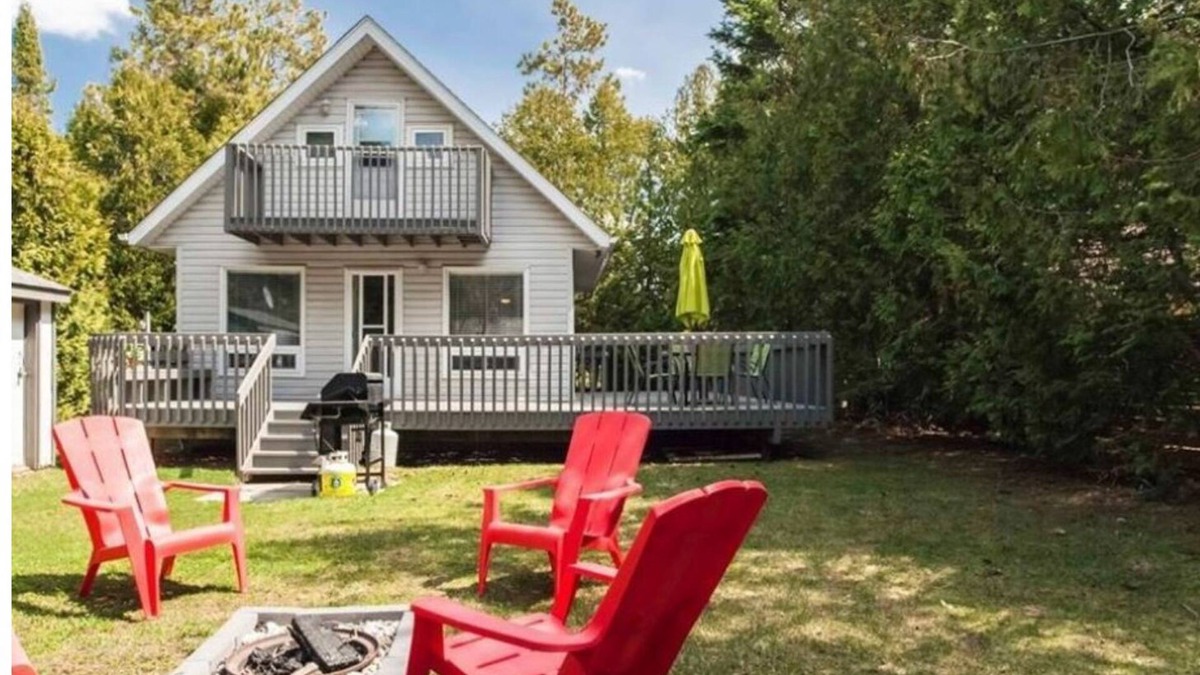 Sauble Beach Cottage | Beach Retreat - 2 min walk to the Beach 2 min walk to main street
