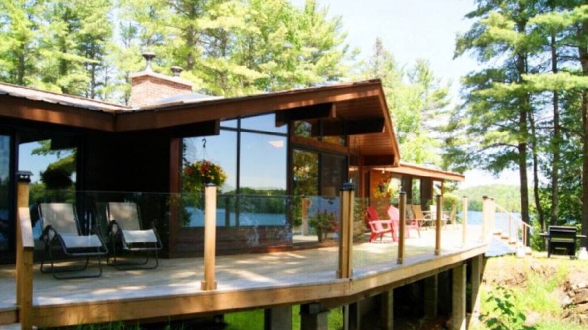 Tudor and Cashel Apartment | Beach Retreat & Great Privacy