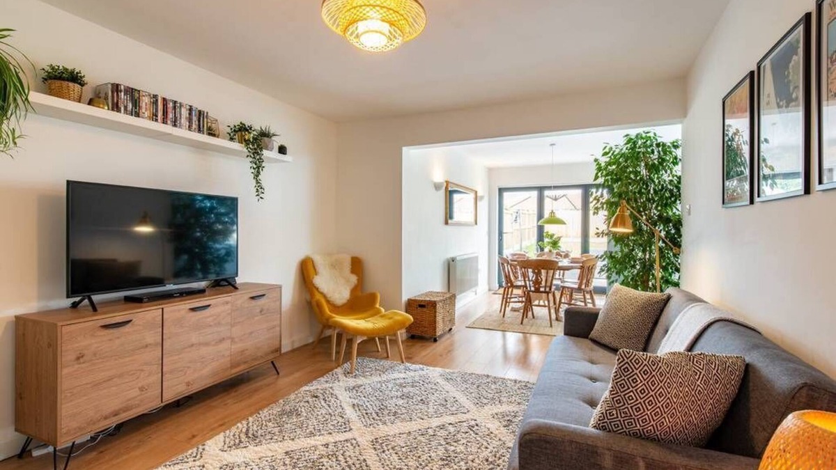 Swalecliffe House | Beach Retreat with parking near the sea
