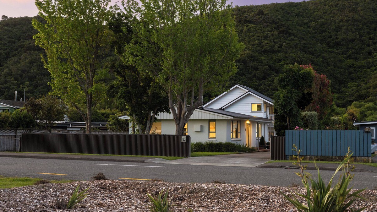Waikawa House | Beach Road Oasis - Waikawa Holiday Home