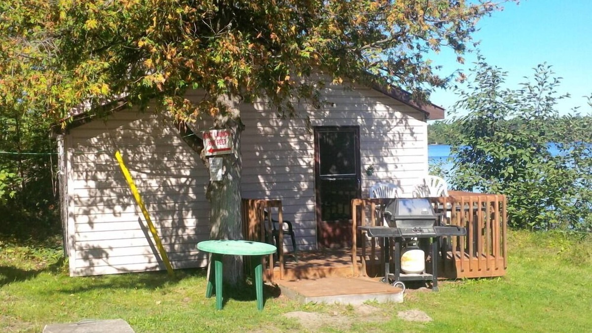 Cloyne Resort | Beach Side Cabin In North Frontenac