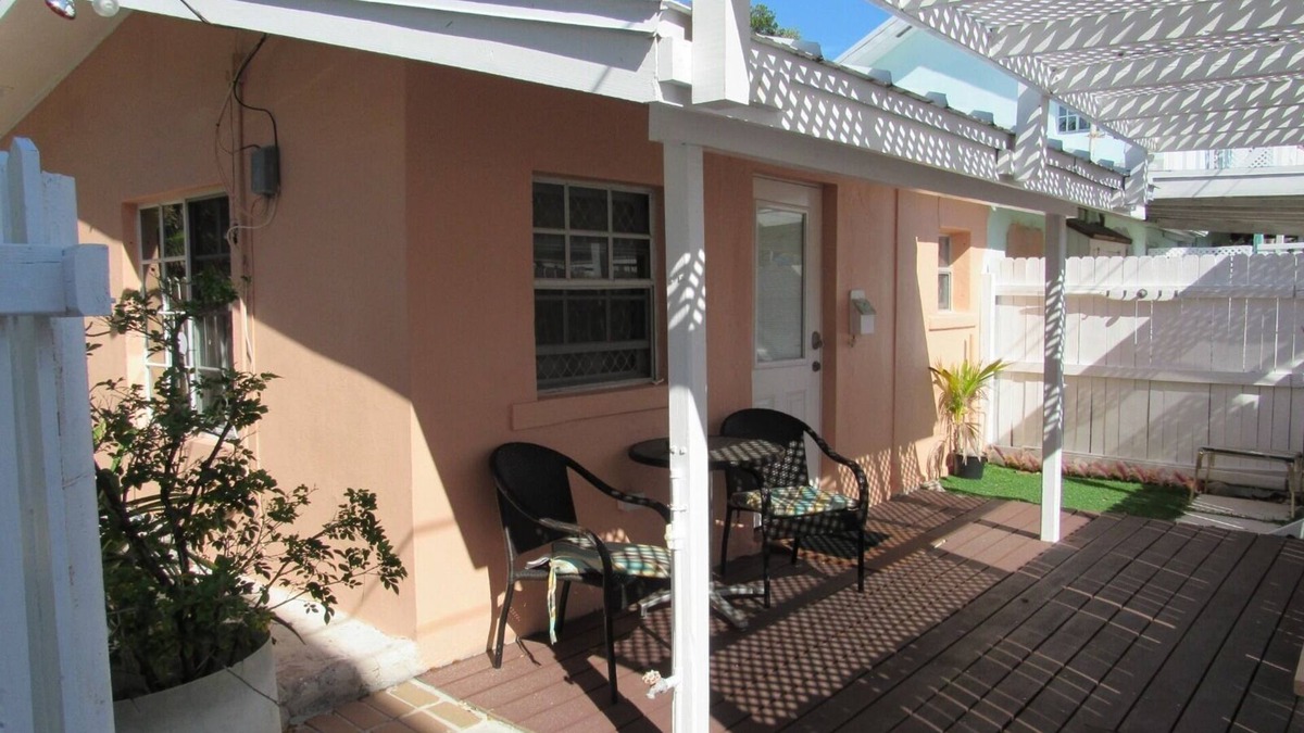 Alice Town Cottage | BEACH SIDE-CENTRAL LOCALE-OCEAN VIEW-AC-FREE WIFI-FULL AMENITIES