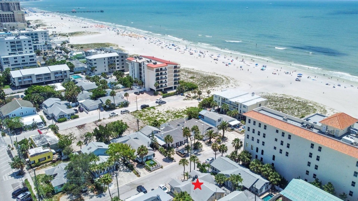 Clearwater Beach House | Beach Side Cottage 20/Walk to the beach!