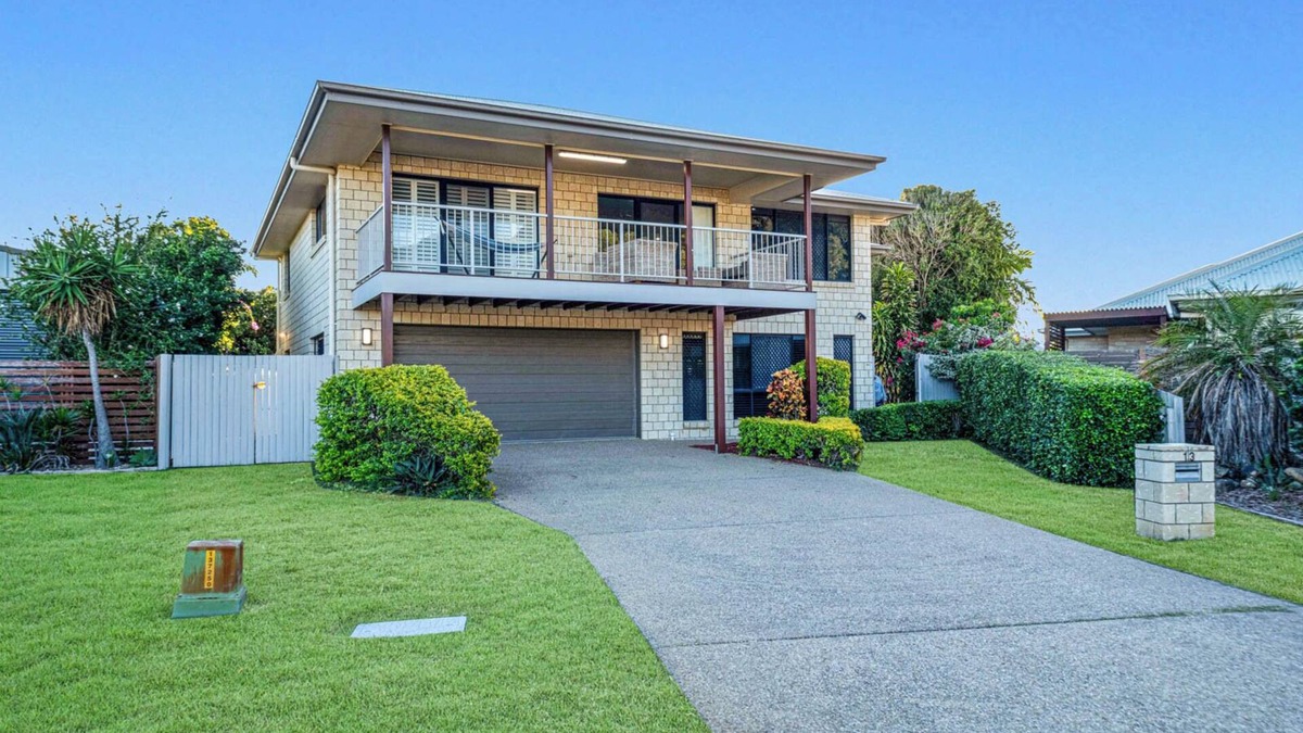 Capricorn Coast House | Beach Sitting @ Mulambin is a spacious holiday home.