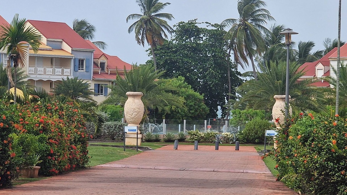 Bas du Fort Apartment | Beach softness