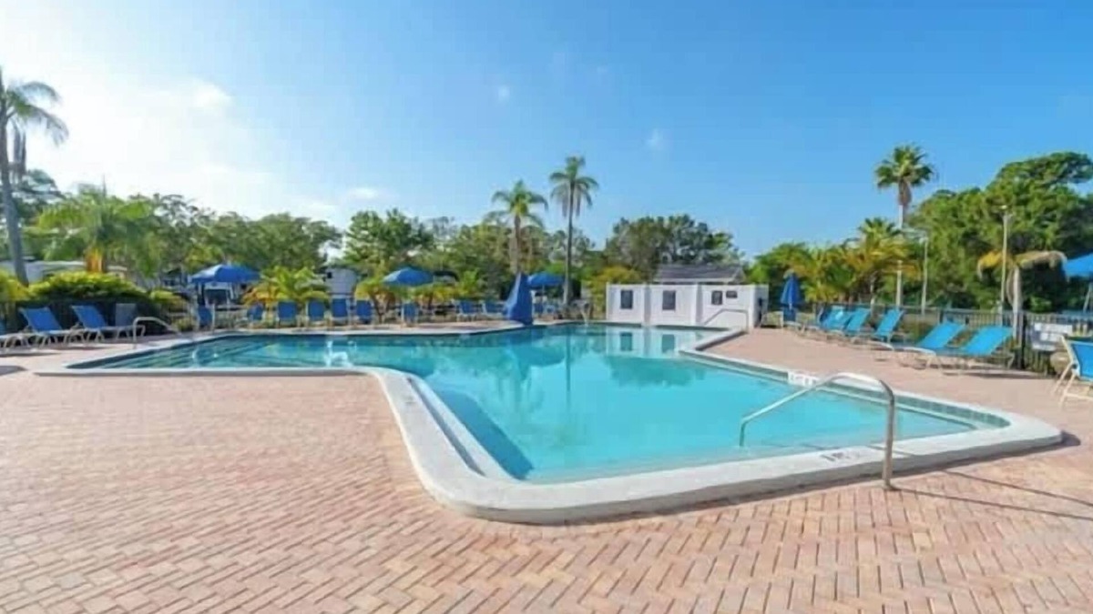 Ozona House | Beach Stay w/pool, bicycle, walkable community