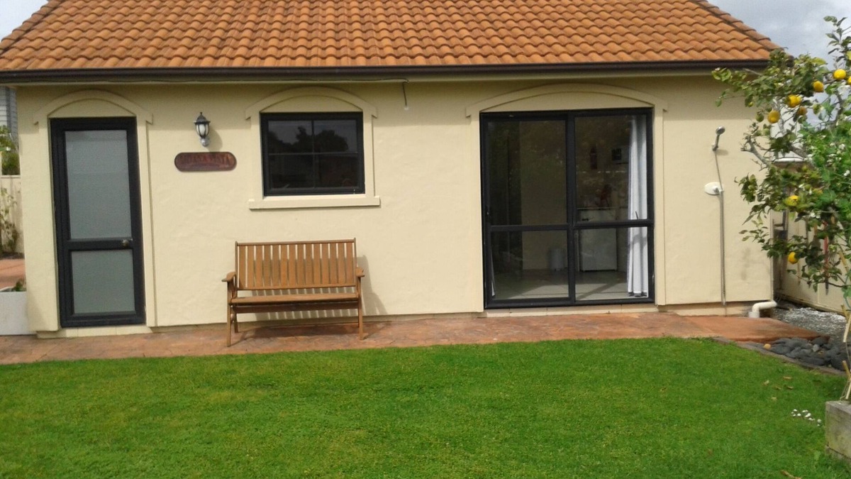 One Tree Point Apartment | Beach Studio with King size bed, a bathroom and kitchen, off street parking