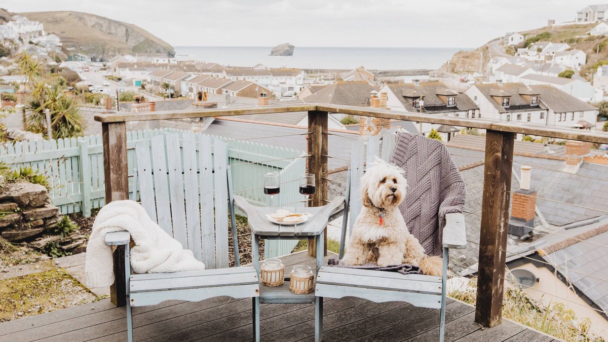 Portreath Cottage | Beach & Surfing Heaven! 100m to sea & shops with parking, log burner & sea views