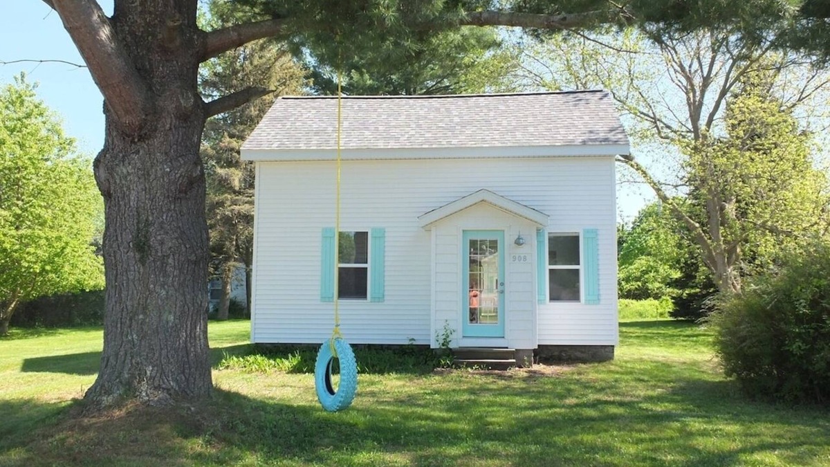 Frankfort Cottage | Beach Town Escape - NEWLY-REMODELED & GORGEOUS! GREAT LOCATION AS WELL!