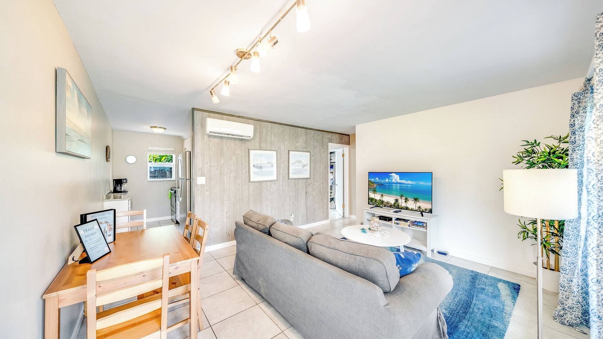 Santa Barbara Estates Apartment | Beach Unit! Walk To Beach & Restaurants/Shops!