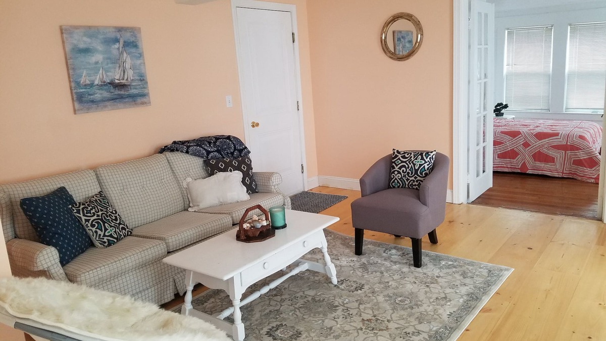 Onset Apartment | Beach Vibes & Fun Colors in the Seashell Suite