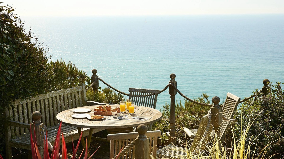 Southbourne House | Beach View, based in a stunning position on the sea front, with stunning coastal scenery
