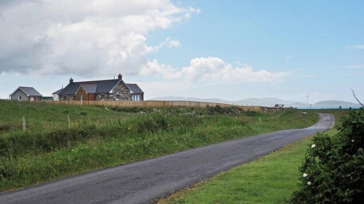 Aisgernis Cottage | BEACH VIEW COTTAGE, pet friendly in Daliburgh, Isle Of South Uist