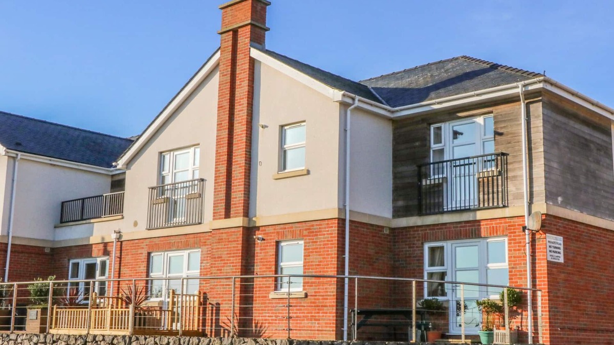 Tyn-y-Gongl Apartment | BEACH VIEW, pet friendly, country holiday cottage in Benllech
