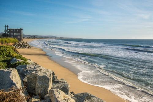 El Granada House | Beach Villa Home - Walk to Beaches Trails Restaurants Activities & more