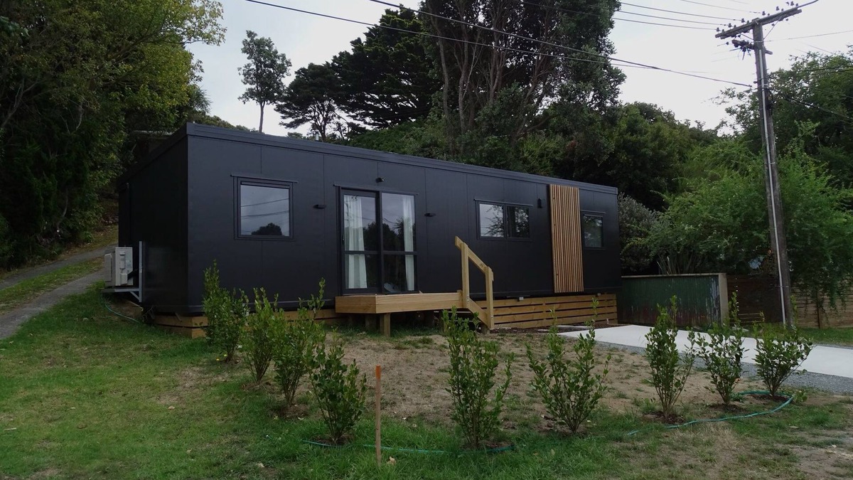 Raumati South House | Beach Village retreat 5Min Walk to Beach & 2-Min to Village w/Cafes & Live Music