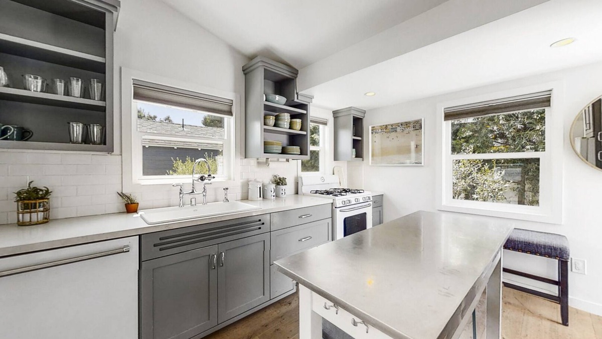 Huntington Beach House | Beach Walk Bungalow - Downtown HB - Walk Everywhere 1/2 mi. to Sand-Pier-Main St