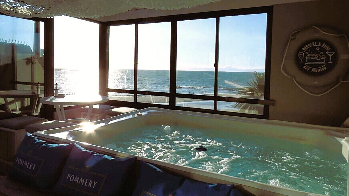 Gordons Bay Central Apartment | 'Beach2Anchor' -Central Beachfront 5 bedroom Condo with Jacuzzi
