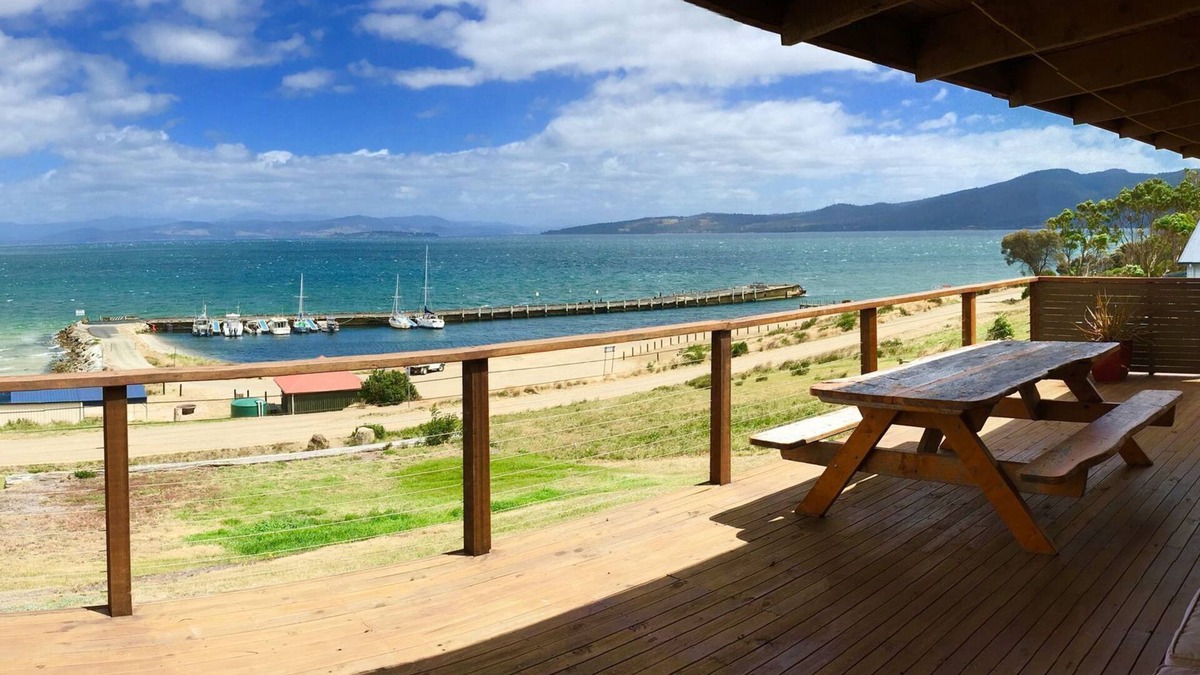 Alonnah House | Beachcomber- Bruny Island Beachfront Ocean Views