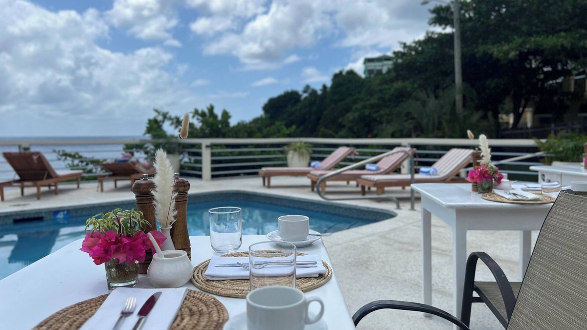 Villa Resort | Beachcombers Hotel