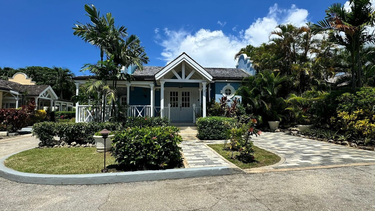 Porters Villa | Beachcombers,Porters Court,Fairmont beach passes, meters away to Lonestar&juju's