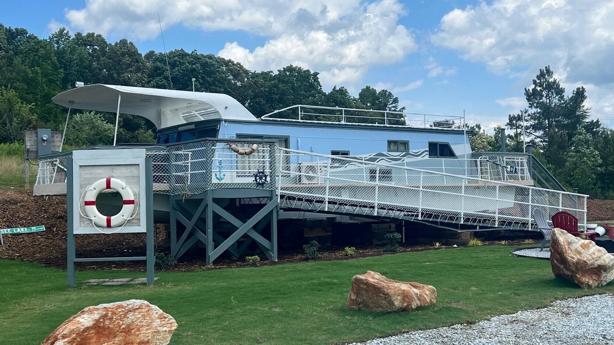 Salem Boat Rental | Beached Houseboat-Free Park Pass