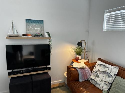 Kleinmond Apartment | BEACHees - cute central cottage