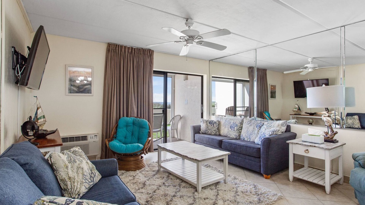 Crescent Beach Condo | Beacher's Oceanfront Patio Plus Suite with onsite Front desk and Service