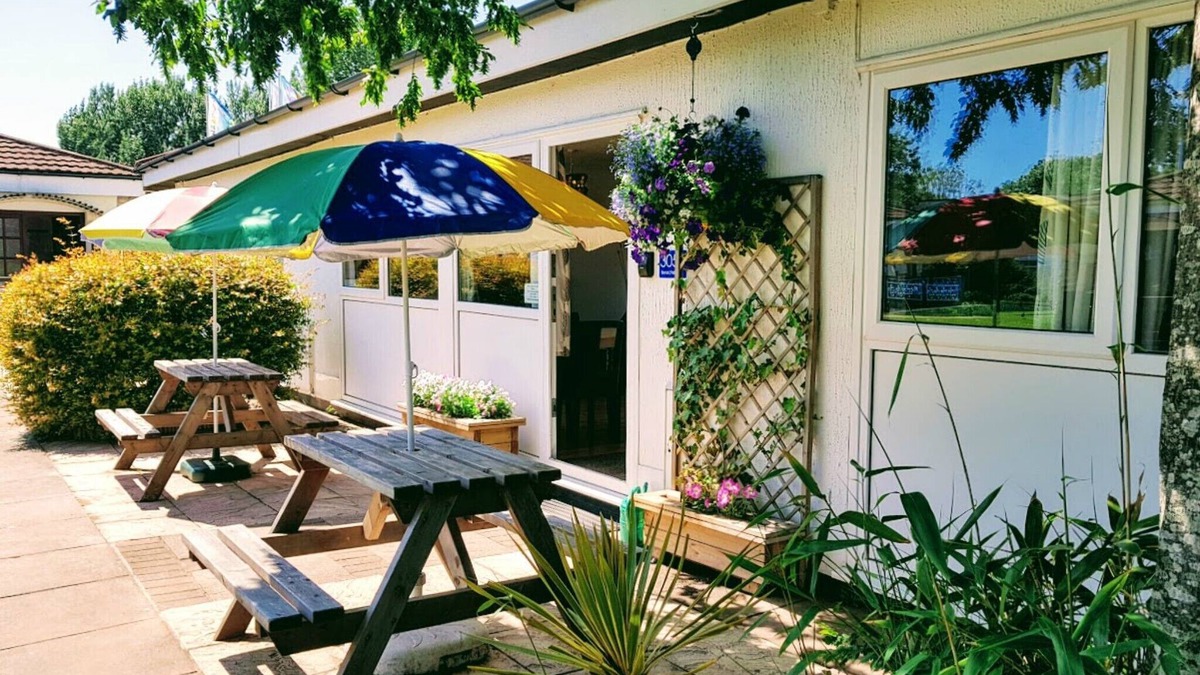 Dawlish Warren Ski Chalet | Beaches, 2 Bedroom Chalet On the 4*Welcome Holiday Park, Dawlish Warren, Devon