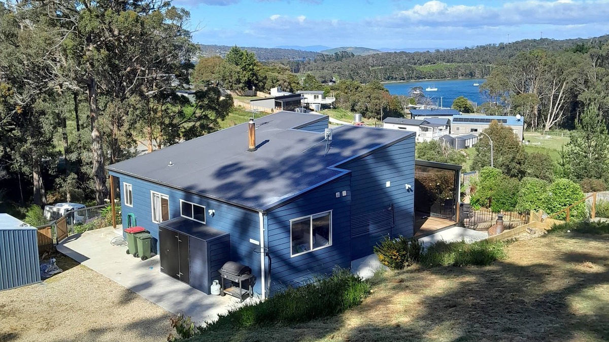 Nubeena House | Beaches Bays and Adventures Ten minutes to Port Arthur 3 minutes to White Beach