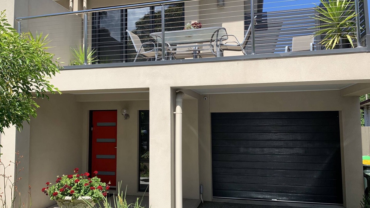 Frankston House | Beaches, Restaurants, Wineries, Shops and many Tourist attractions close by.