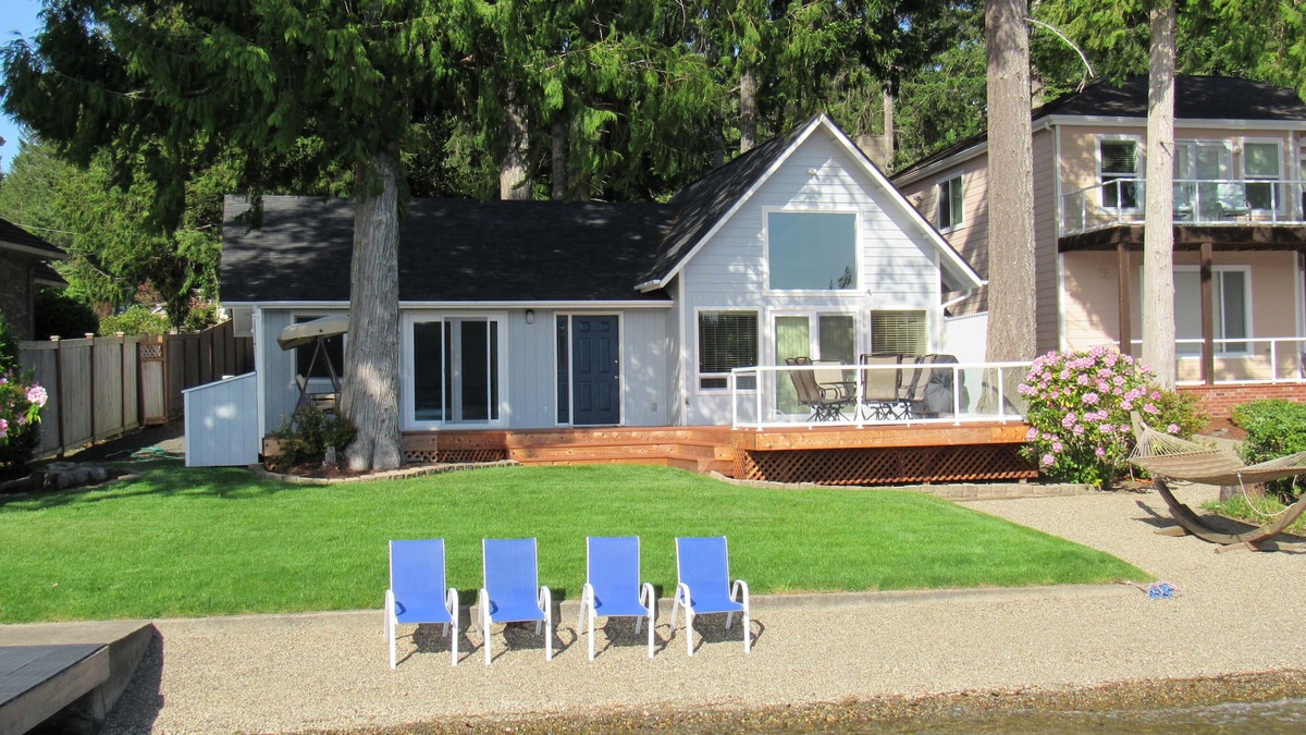 Grapeview Cottage | Beachfront cottage on picturesque Mason Lake