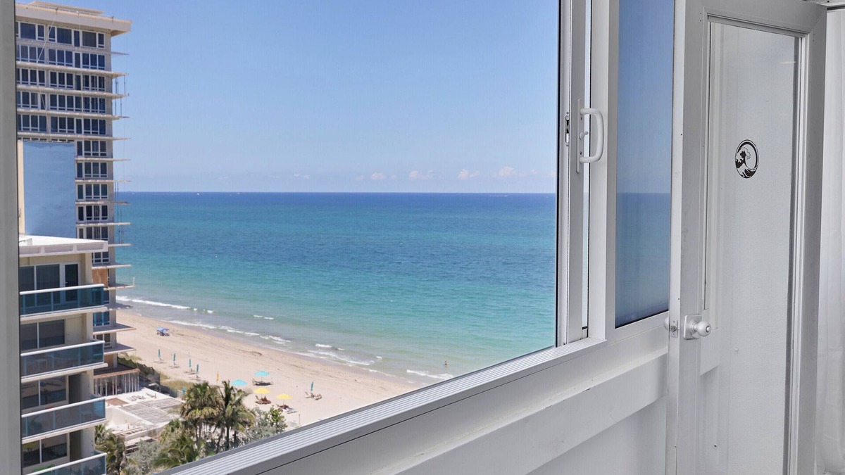 Galt Mile Condo | Beachfront 2-bedroom condo directly on the beach -last minute special rates