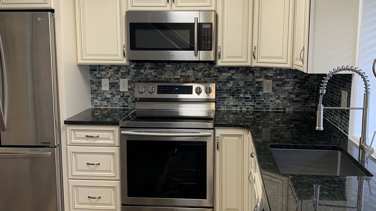 Southend House | Beachfront 2 Bedroom 2 Bath Condo