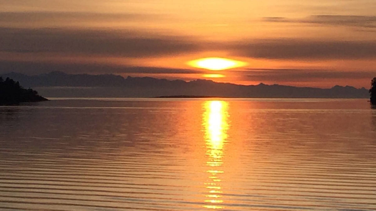 Departure Bay House | Beachfront - 2 Bedrooms, Kids and Pets welcome.