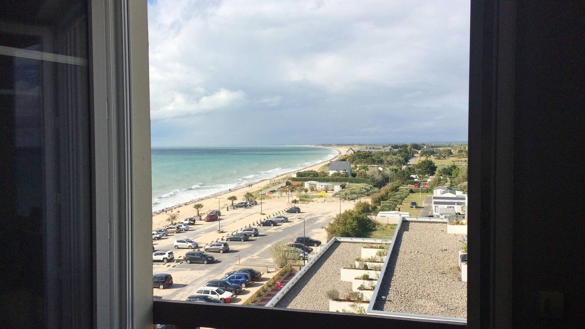 Donville-les-Bains Apartment | ~ Beachfront 2 ~ view and direct access to the sea * ~ ¤