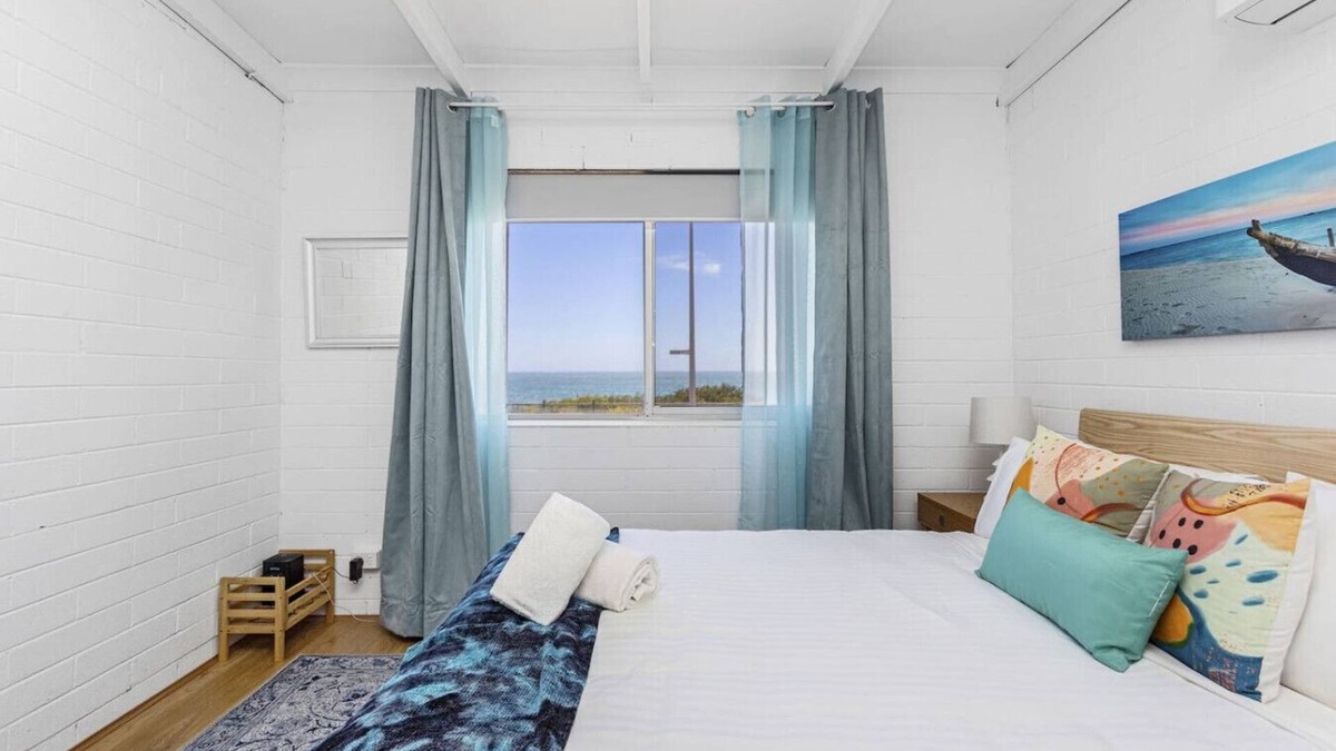 Quinns Rocks Apartment | Beachfront 3BR Home with Stunning Ocean Views