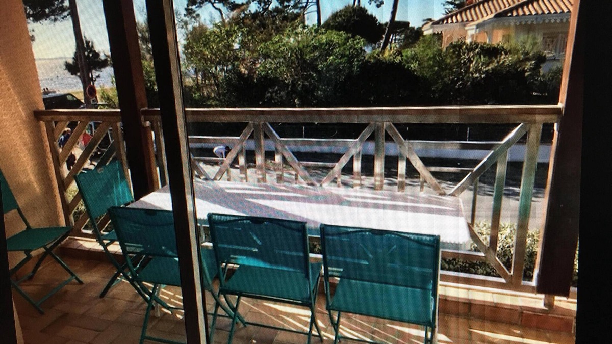 Andernos-les-Bains Apartment | Beachfront apartment with pool and tennis