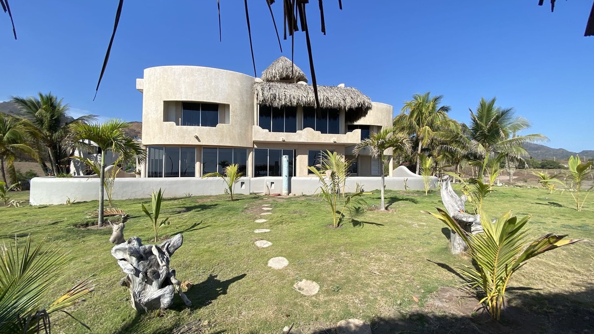 Aquila Villa | Beachfront, AC, Pool, Surf Rio Nexpa, Caleta de Campos, Turtle & Whale Watching