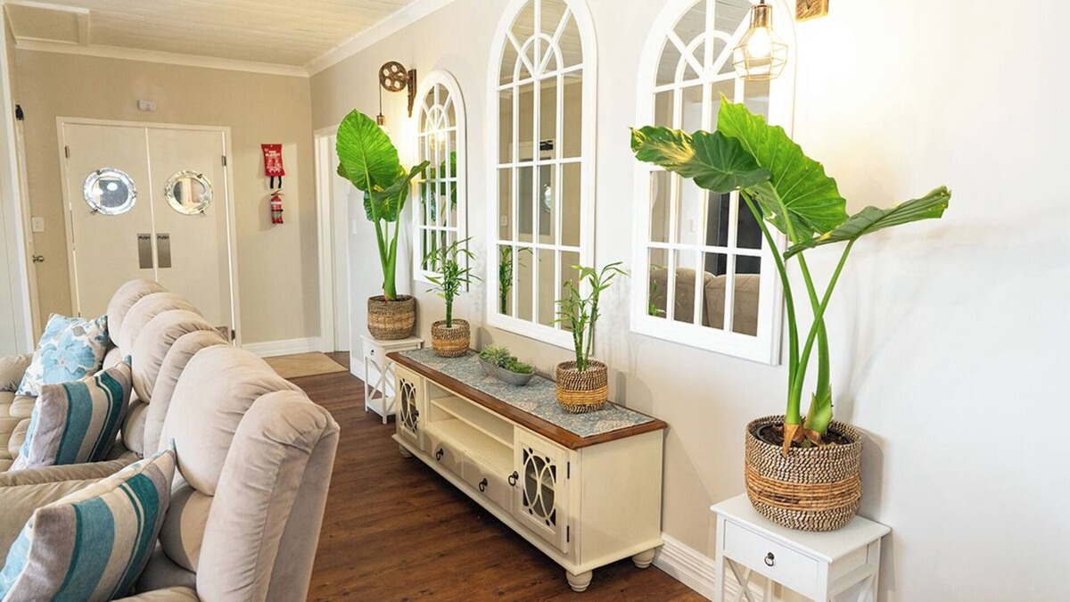 Quinns Rocks Apartment | Beachfront apartment with pool & ocean views, 2 mins walk to Beach. Sleeps 7.