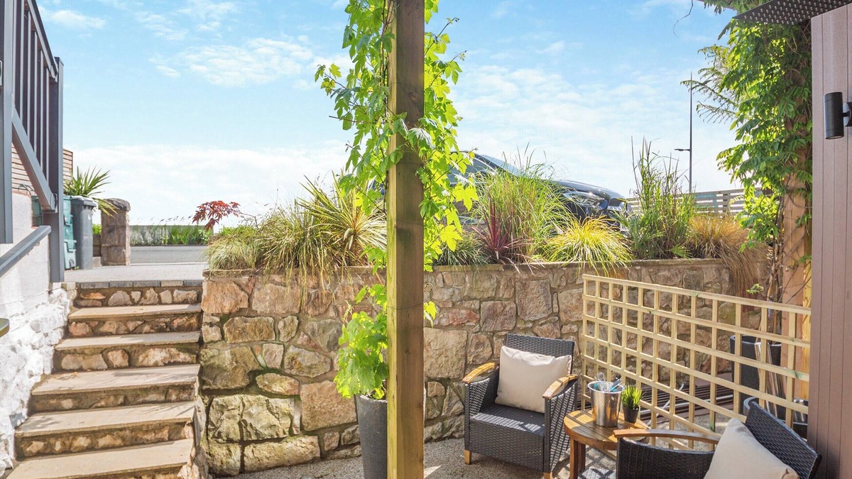 Colwyn Bay Cottage | Beachfront Apartment
