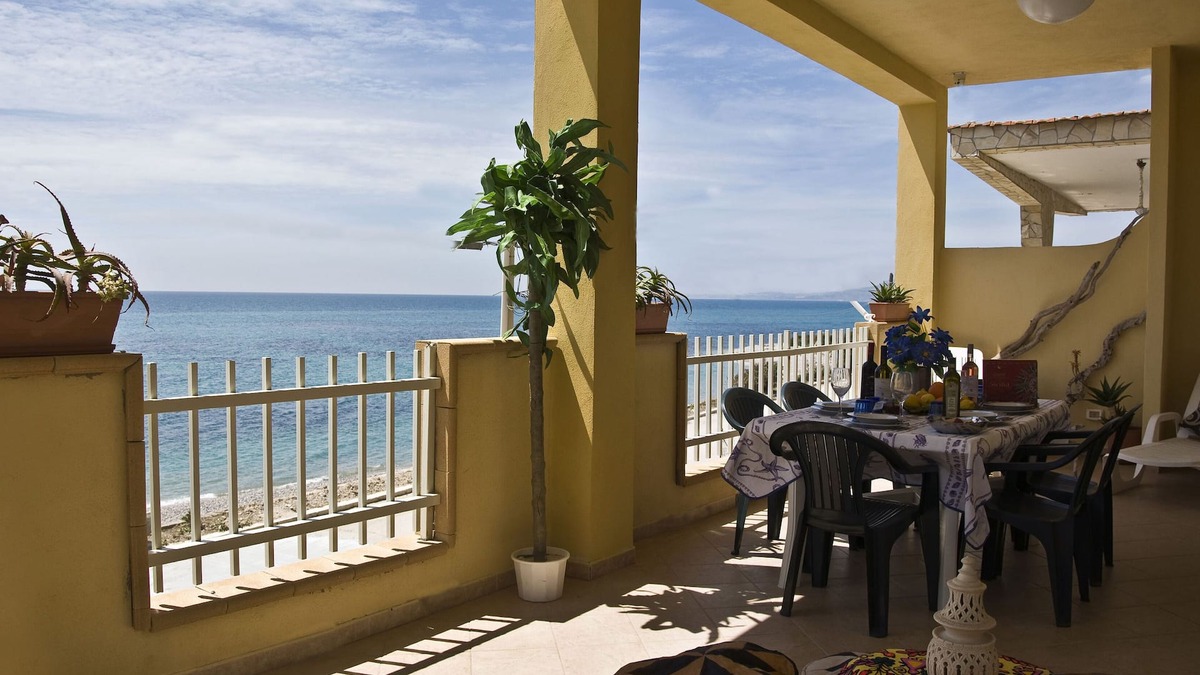 Seccagrande Apartment | Beachfront apartment 6- 9 places. Amenities: free wi-fi, barbecue.