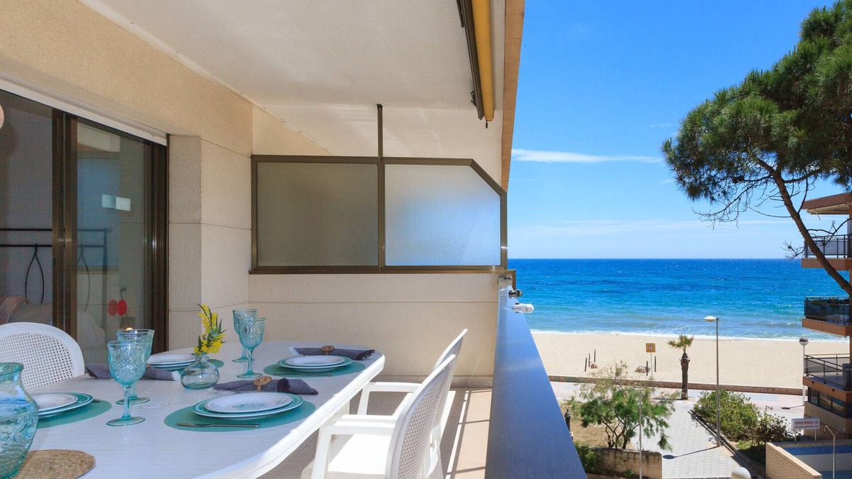 Vilafortuny Apartment | Beachfront Apartment for 4 people with Air Conditioner - UHC TXINGUDI 139